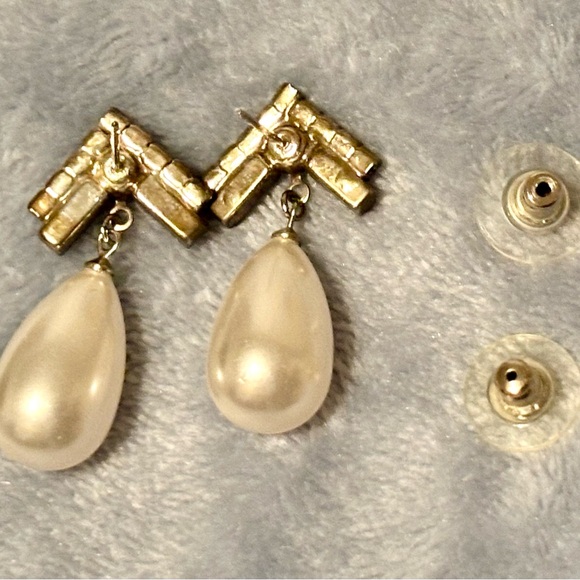 Vintage Faux Pearl drop earrings with Rhinestone’s. - Picture 3 of 16